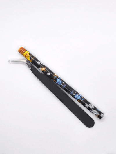 Timanttipinsetit ja vahakynä musta